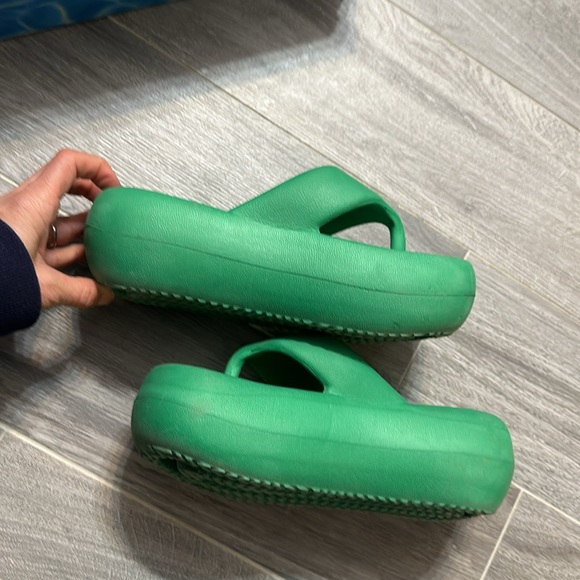 Jeffrey CampbellWomen's Green Chillaxin Platform Thong
Sandal 6 preowned - Picture 11 of 14